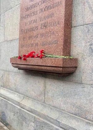 Торжественная церемония возложения цветов к мемориальной доске &laquo;Погибшим в эвакогоспитале при артобстреле&raquo;