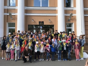 Путешествие в Петергоф для воспитанников лагеря &laquo;Подсолнух&raquo;