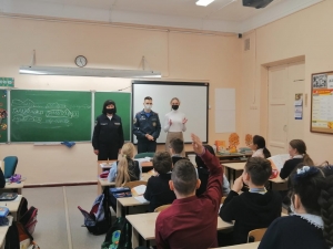 Сотрудники управления по Центральному району проводят уроки пожарной безопасности в преддверии осенних каникул