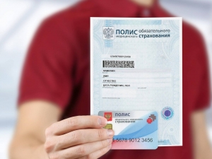 С 1 января 2023 года временно пребывающие иностранные граждане, которые работают на основании трудового договора и ГПД, имеют право оформить полис ОМС вместо полиса ДМС