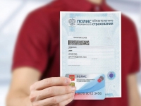 С 1 января 2023 года временно пребывающие иностранные граждане, которые работают на основании трудового договора и ГПД, имеют право оформить полис ОМС вместо полиса ДМС