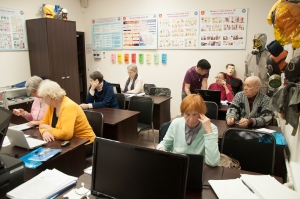 Для пенсионеров МО Смольнинское продолжают работать компьютерные курсы