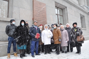 Состоялось торжественное возложение цветов к мемориальной доске &laquo;Погибшим в эвакогоспитале при артобстреле&raquo;