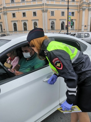 В г. Санкт-Петербурге и Ленинградской области сотрудники Госавтоинспекции проводят профилактическое мероприятие "Пристегнись"