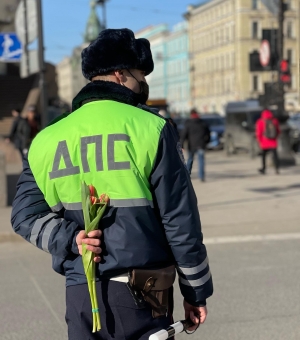 Сотрудники Госавтоинспекции поздравили представительниц прекрасного пола с наступающим праздником &ndash; 8 Марта!