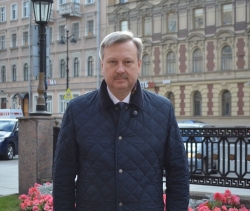 ПОЗДРАВЛЕНИЕ  ГЛАВЫ АДМИНИСТРАЦИИ ЦЕНТРАЛЬНОГО РАЙОНА А.Д.ХЛУТКОВА С МЕЖДУНАРОДНЫМ ДНЁМ УЧИТЕЛЯ