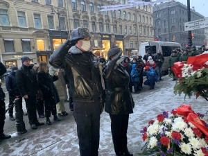 Руководство УМВД России по Центральному району приняло участие в возложении цветов к памятному монументу на Невском проспекте