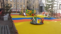 В МО Смольнинское отремонтировали детские площадки