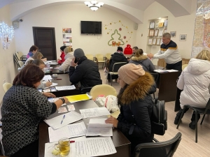 В минувшую субботу почти пятьсот маленьких жителей нашего округа получили новогодние подарки - плюшевого зайку с набором сладостей