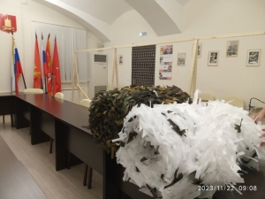 Волонтеры МО Смольнинское по плетению маскировочных сетей