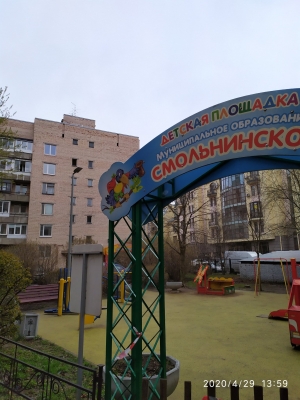 Еще на одной детской площадке стало светлее