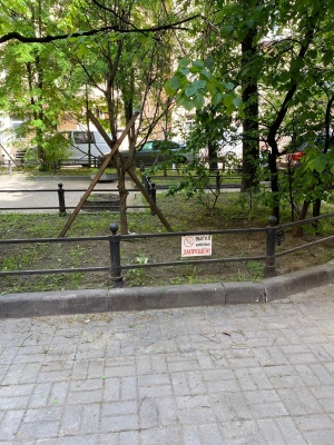 В администрацию МО Смольнинское продолжают поступать жалобы от жителей на владельцев собак, выгуливающих своих питомцев на газонах
