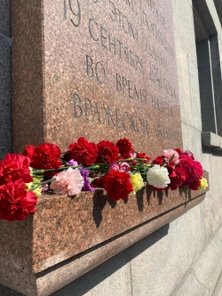 Возложение цветов, посвященное пямятной дате