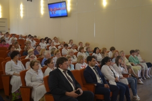 Глава Администрации Центрального района совместно с Главой МО Смольнинское поздравили сотрудников поликлиники №38 с Днем медицинского работника