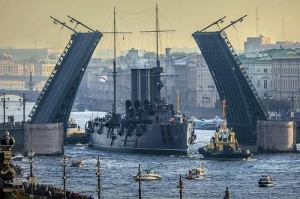 Крейсер &laquo;Аврора&raquo; возвратился на мемориальную стоянку